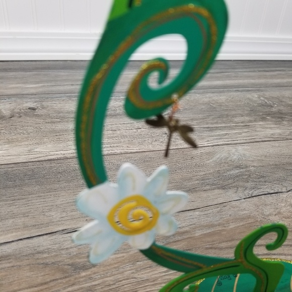 FANCIFUL FLIGHTS Daisy Ornament Stand - Picture 4 of 6